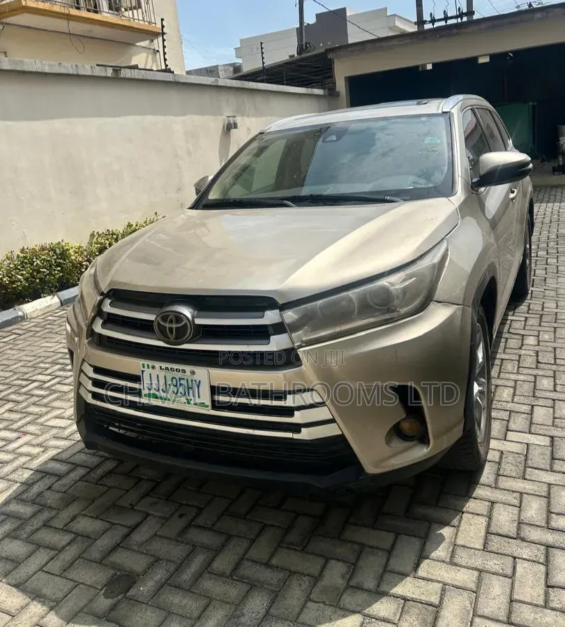 Toyota Highlander XLE 4dr SUV AWD (3.5L 6cyl 6A) 2015 Gold