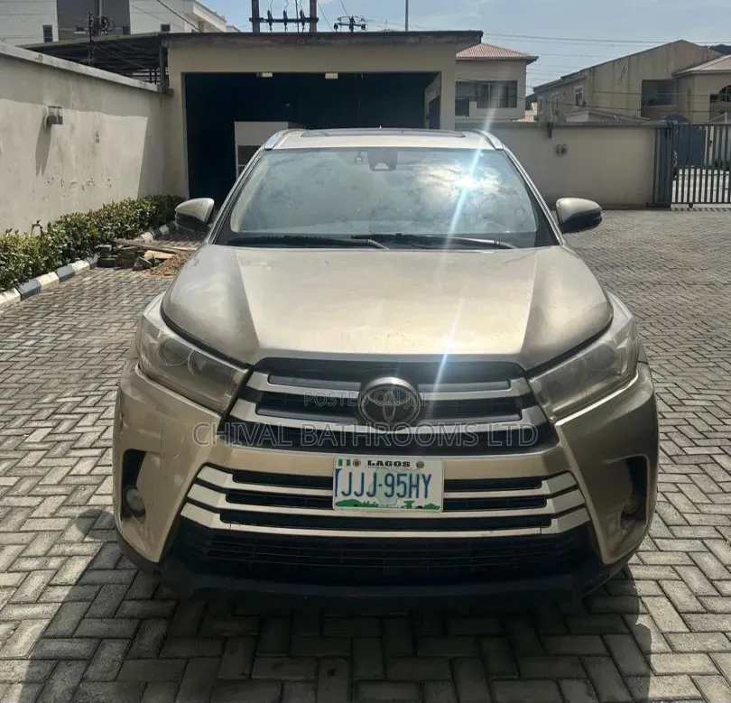 Toyota Highlander XLE 4dr SUV AWD (3.5L 6cyl 6A) 2015 Gold