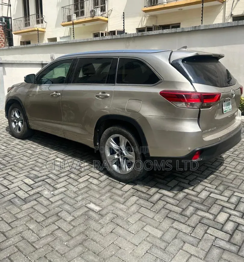 Toyota Highlander XLE 4dr SUV AWD (3.5L 6cyl 6A) 2015 Gold