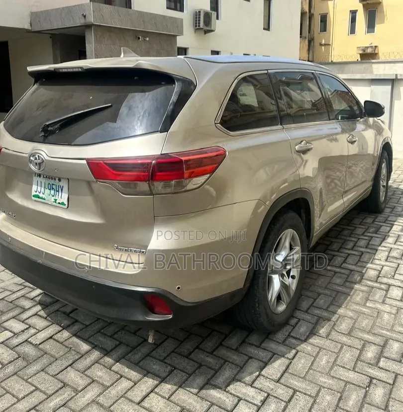 Toyota Highlander XLE 4dr SUV AWD (3.5L 6cyl 6A) 2015 Gold