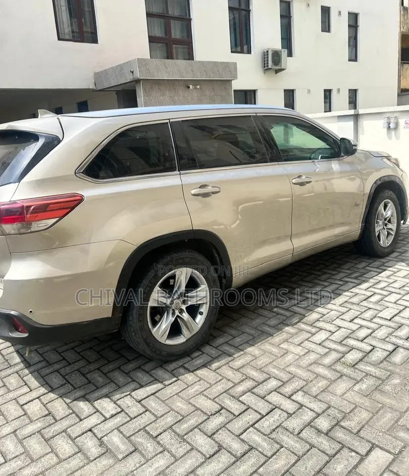 Toyota Highlander XLE 4dr SUV AWD (3.5L 6cyl 6A) 2015 Gold