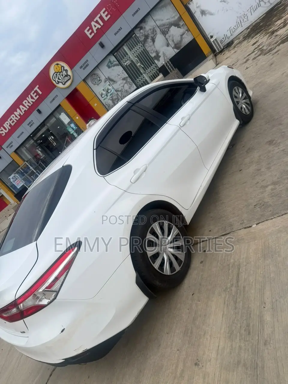 Toyota Camry LE (2.5L 4cyl 8A) 2019 White