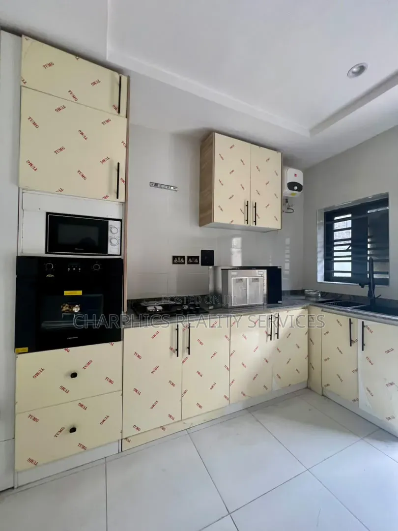 3bdrm Duplex in Lekki Phase 2 for sale