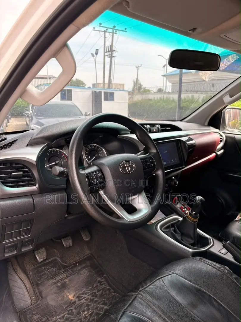 Toyota Hilux 2025 White