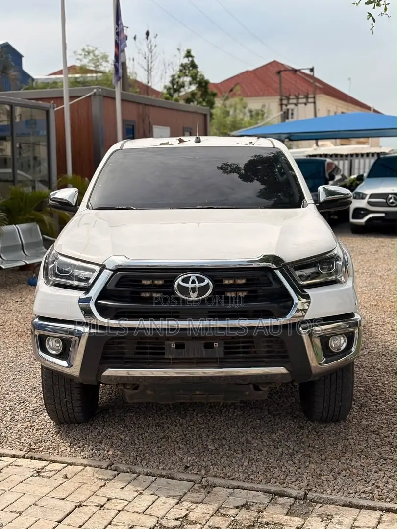 Toyota Hilux 2025 White