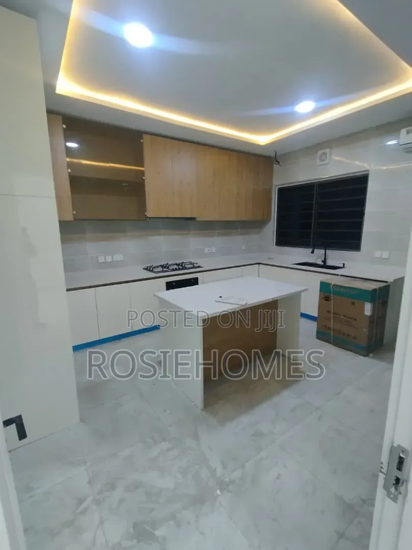 3bdrm Penthouse in Oniru Estate, 1004 for rent