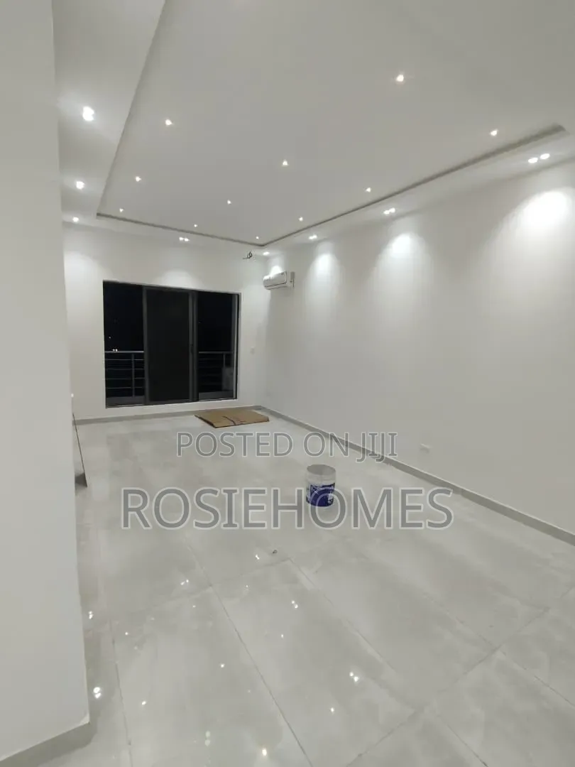 3bdrm Penthouse in Oniru Estate, 1004 for rent