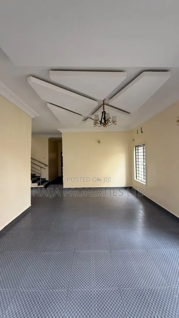 5bdrm Duplex in Ikota for rent