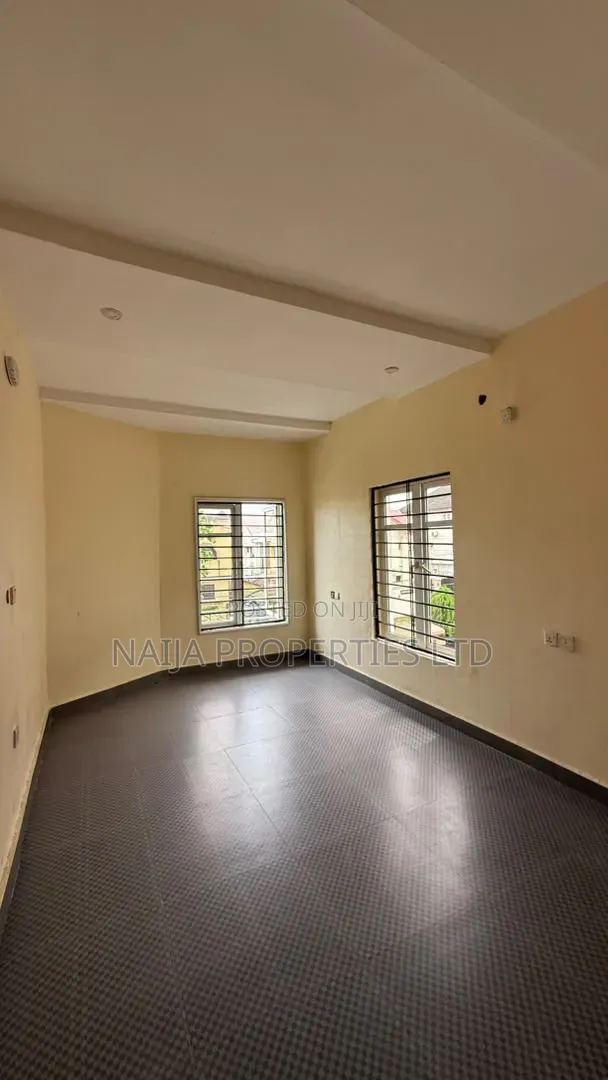 5bdrm Duplex in Ikota for rent