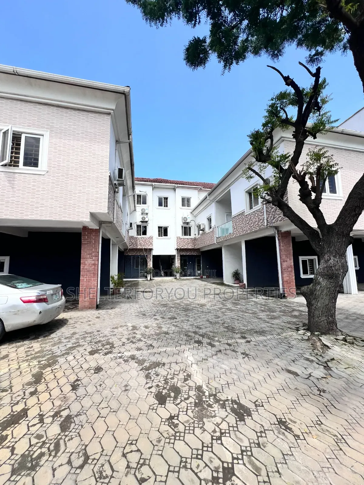 2bdrm Apartment in Lekki Phase 1 for rent