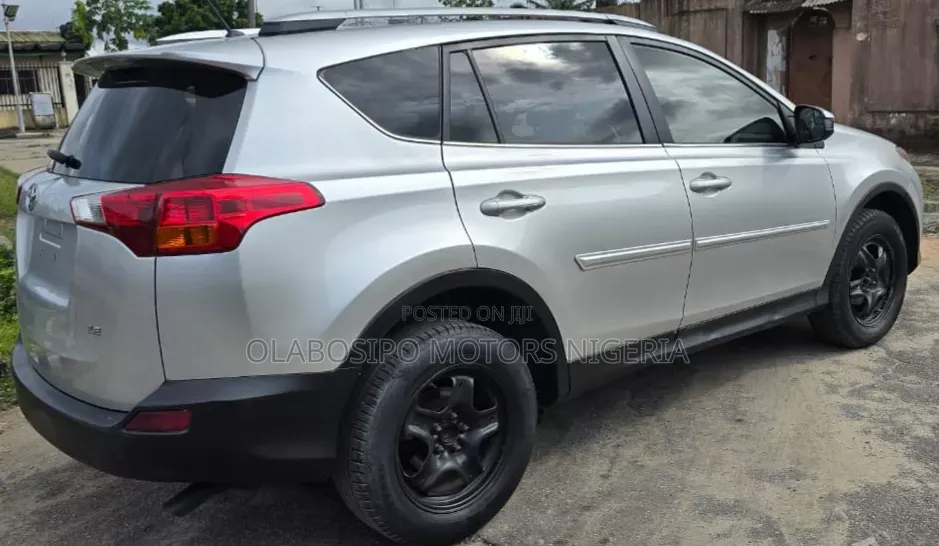 Toyota RAV4 LE 4dr SUV (2.5L 4cyl 6A) 2015 Silver