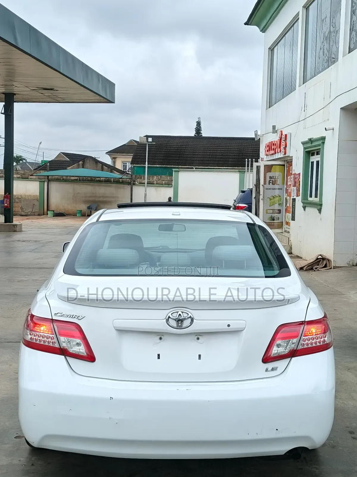 Toyota Camry LE 4dr Sedan (2.5L 4cyl 6AM) 2010 White