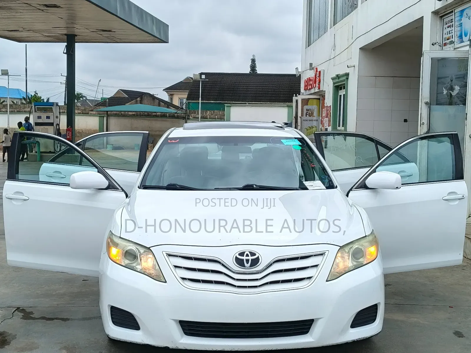 Toyota Camry LE 4dr Sedan (2.5L 4cyl 6AM) 2010 White