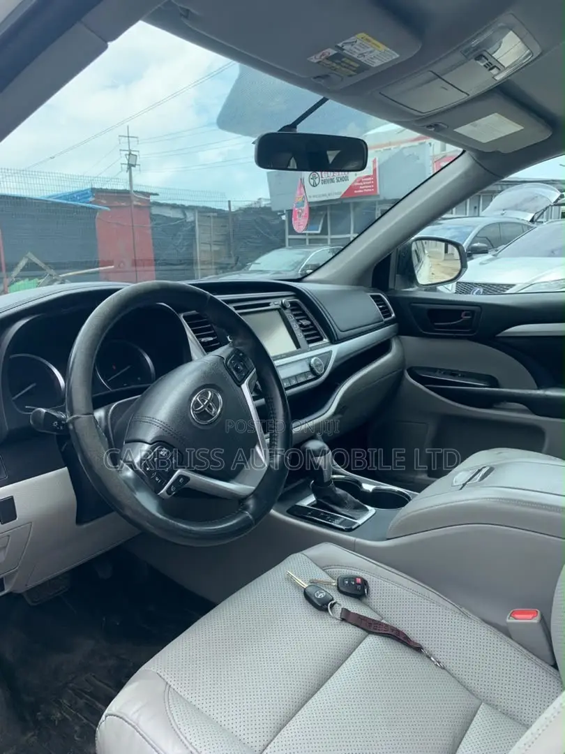 Toyota Highlander LE 4x4 V6 (3.5L 6cyl 8A) 2017 White
