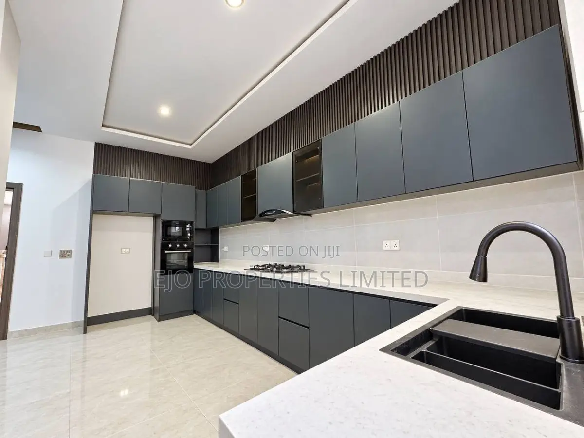 3bdrm Apartment in Lekki Phase 1 for sale
