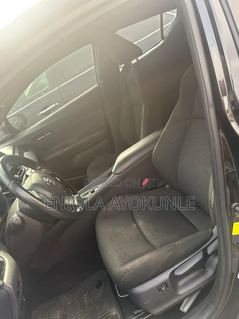 Toyota C-HR XLE FWD Sport Utility (2.0L 4cyl 2AM) 2018 Black