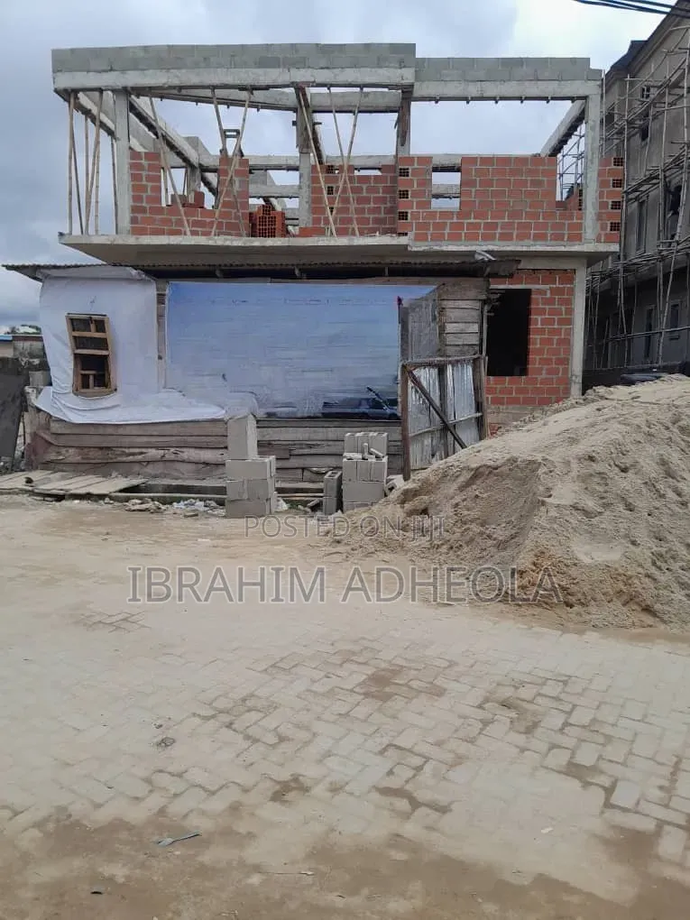 3bdrm Townhouse/Terrace in Akoka for sale