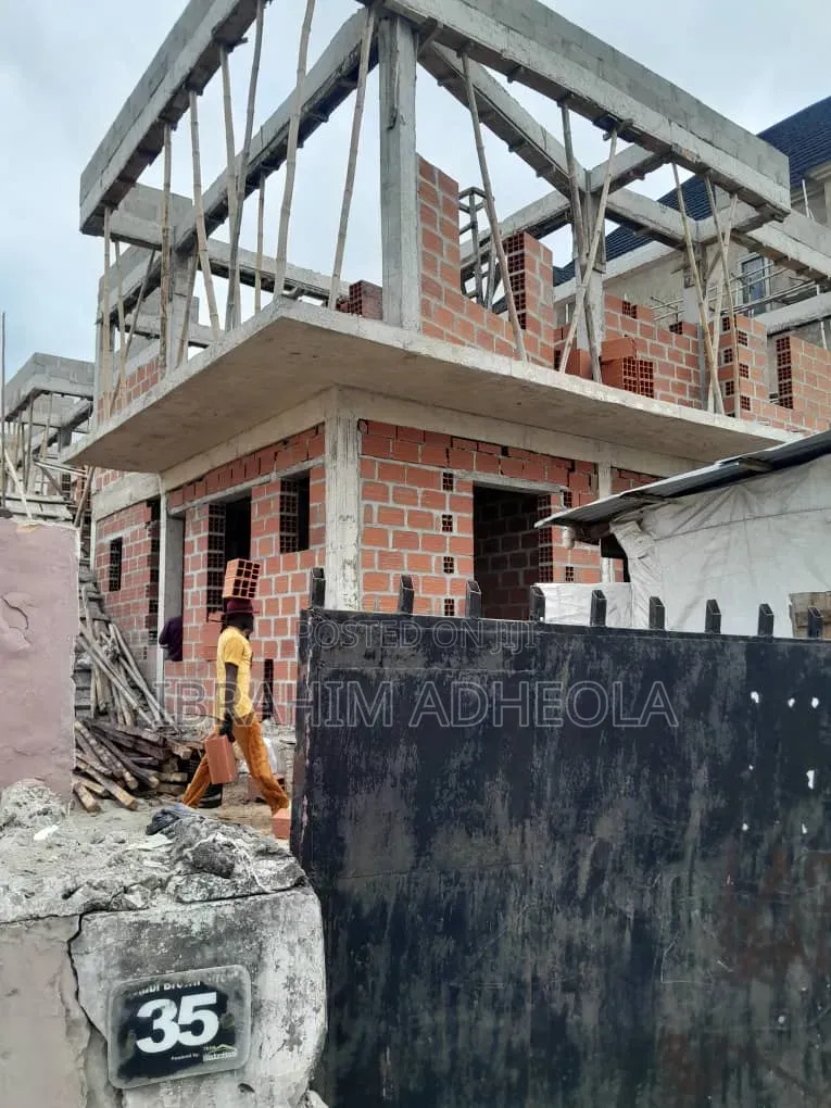 3bdrm Townhouse/Terrace in Akoka for sale