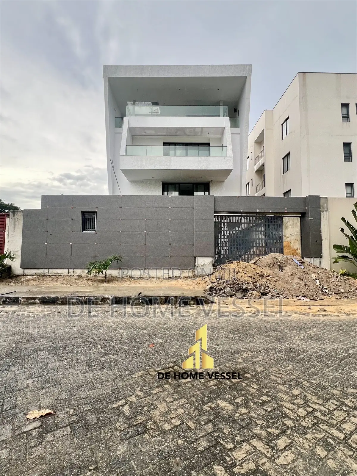 5bdrm Duplex in Banana Island for sale