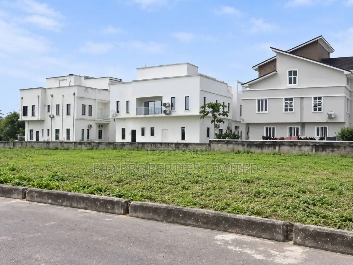 Unique Land, 748 SQM Residental Plot in a Decent Estate