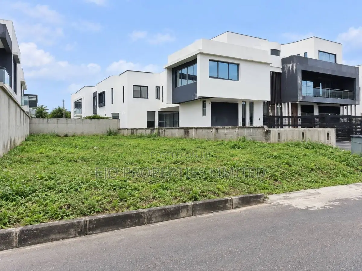 Unique Land, 748 SQM Residental Plot in a Decent Estate