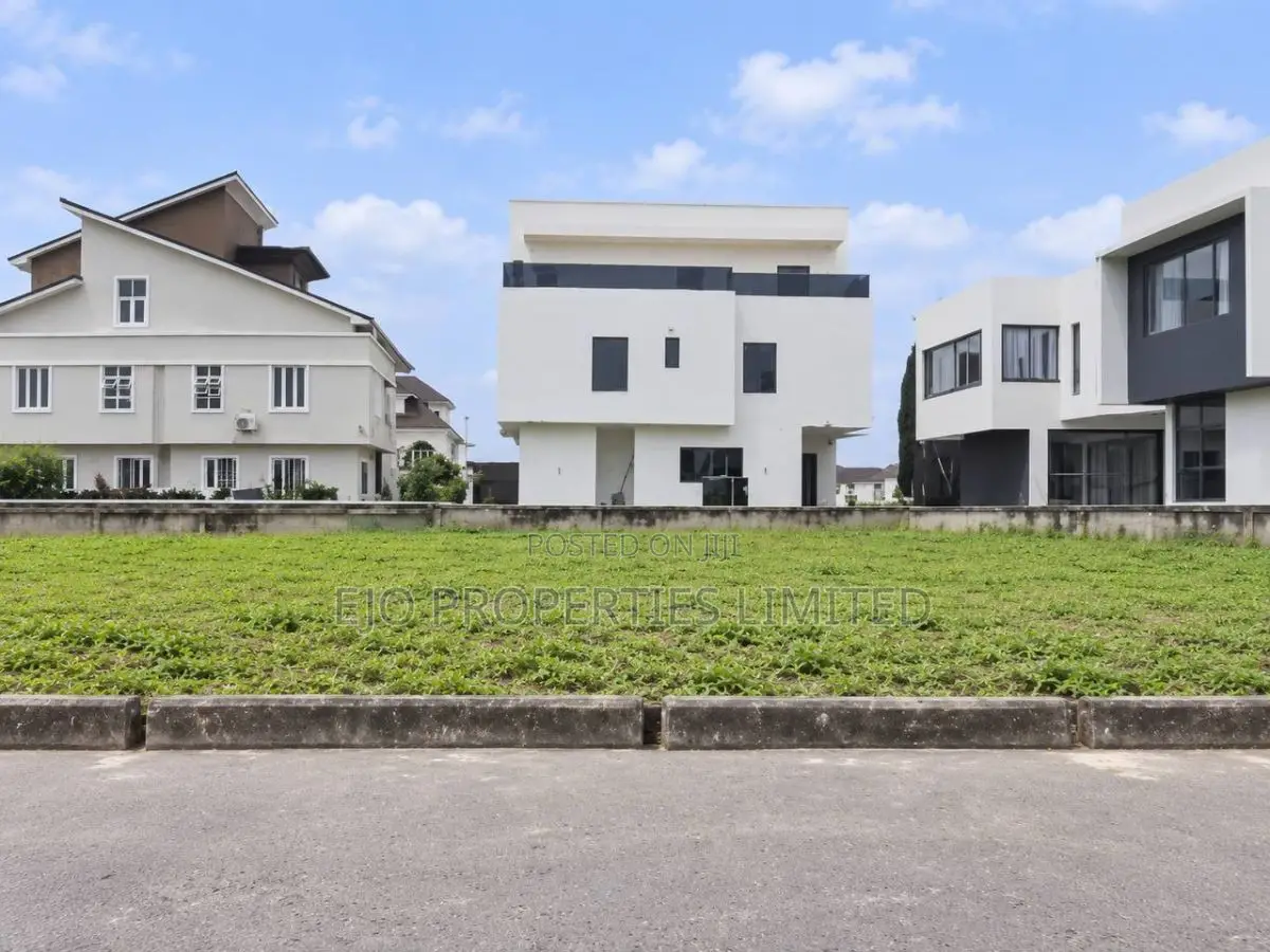 Unique Land, 748 SQM Residental Plot in a Decent Estate