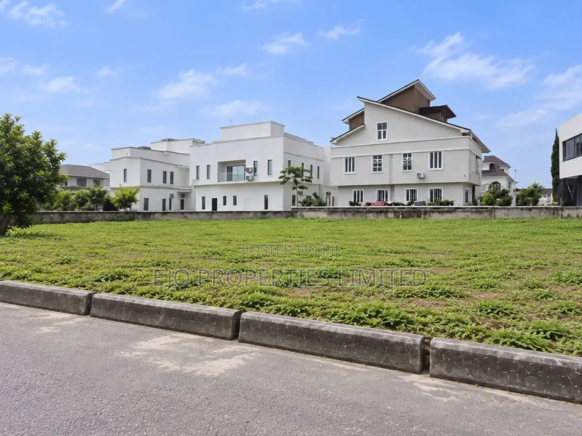 Unique Land, 748 SQM Residental Plot in a Decent Estate