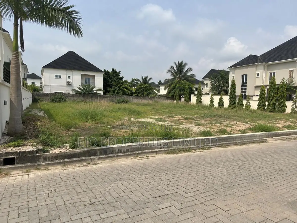 Large Expanse of 1,000 SQM Land in Family Use