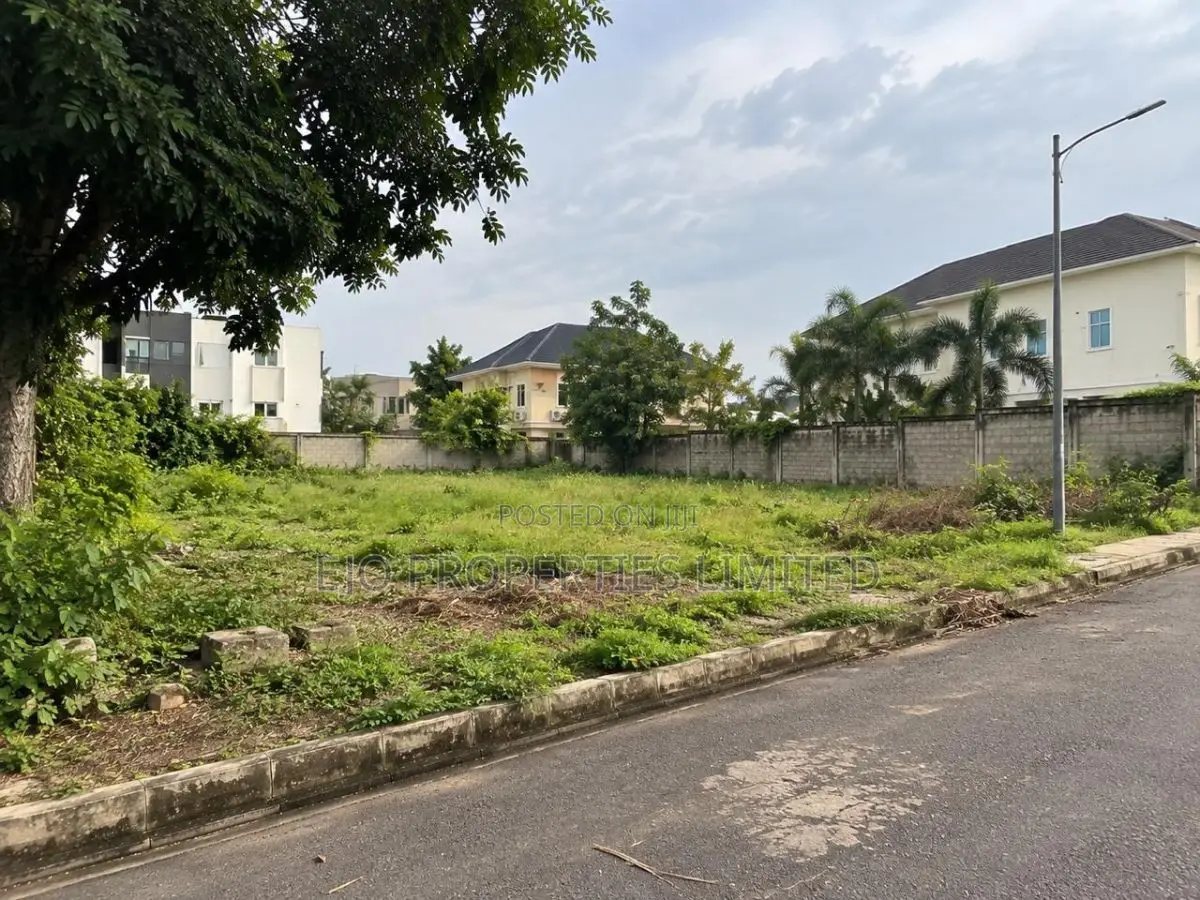 Large Expanse of 1,000 SQM Land in Family Use