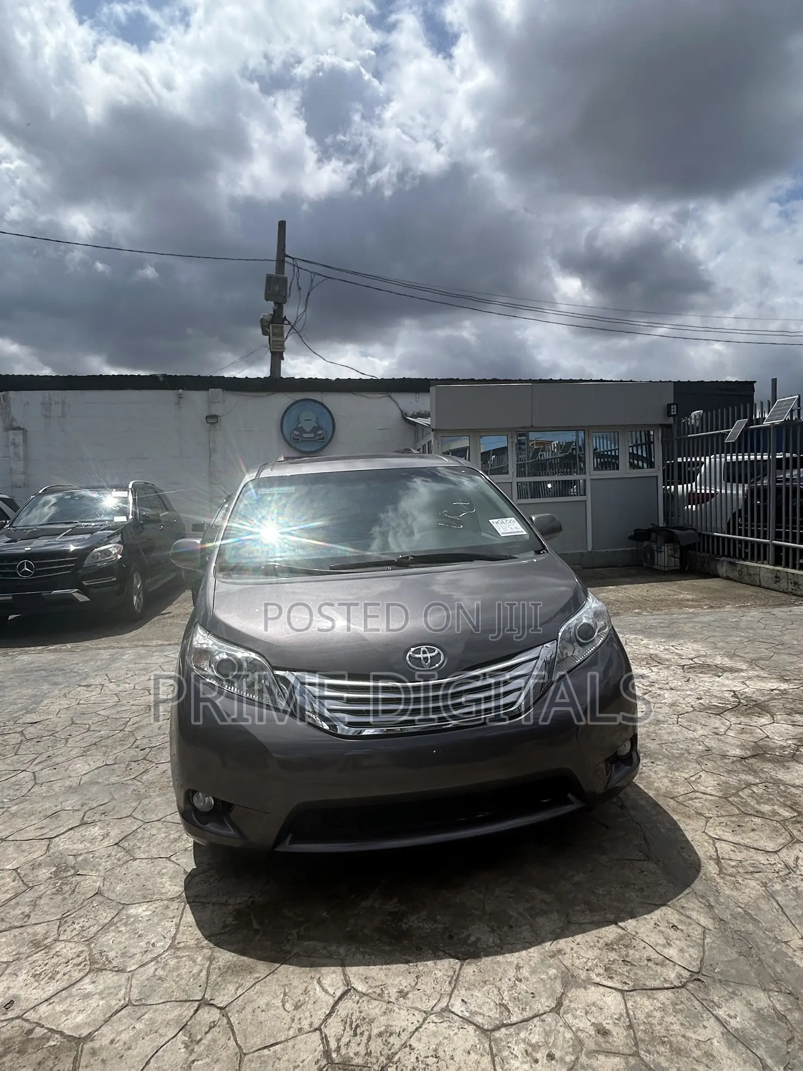 Toyota Sienna XLE AWD 7-Passenger 2013 Gray