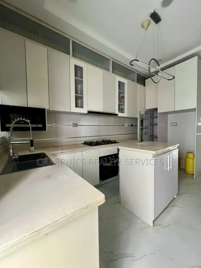 4bdrm Duplex in Chevron for sale