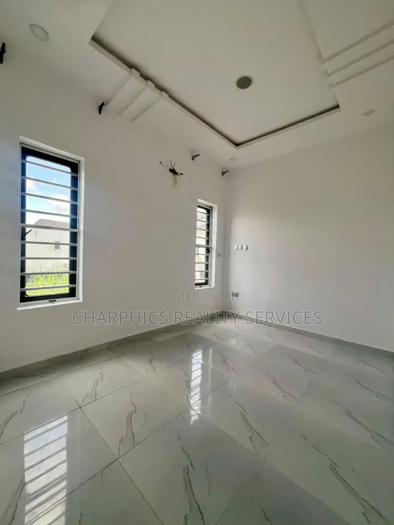 4bdrm Duplex in Chevron for sale