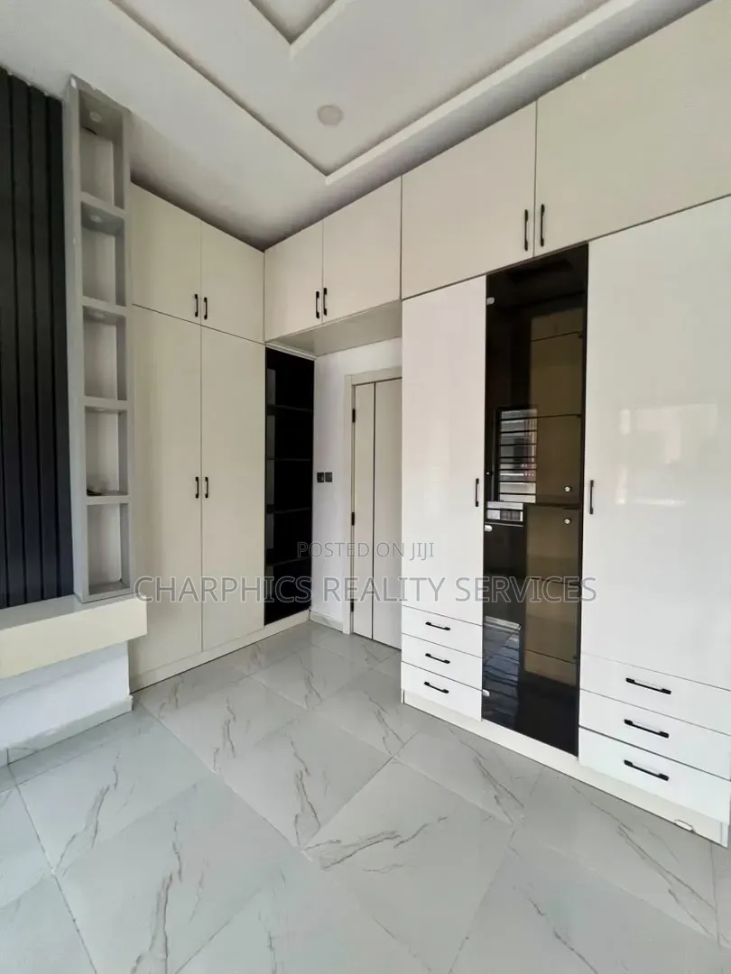 4bdrm Duplex in Chevron for sale