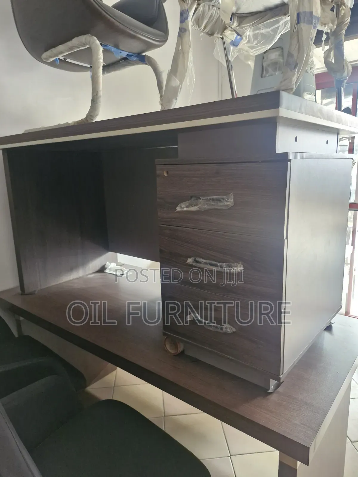 ​Modern Executive Office Desk With Built-in 3-Drawer Cabinet 1.4meter