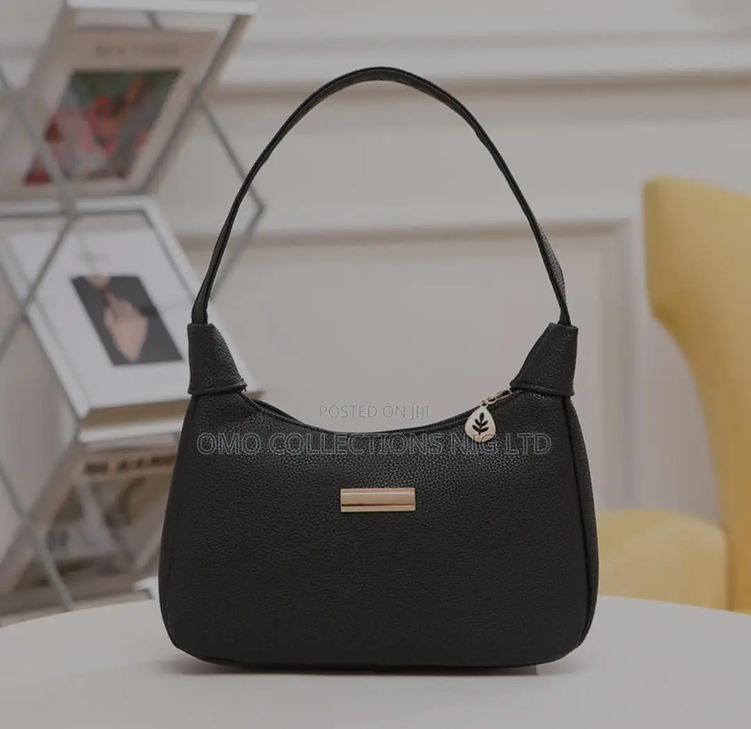Elegant Ladies Black Leather Shoulder Bag–Stylish Spacious Handbag