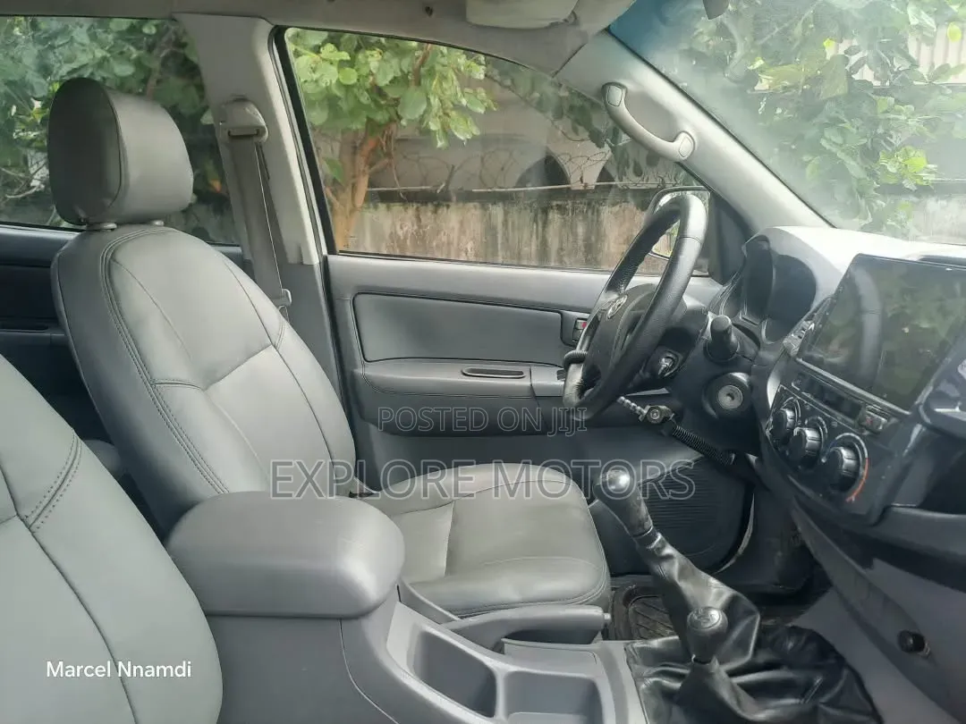 Toyota Hilux 2010 White
