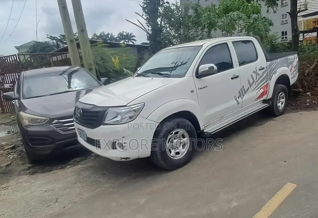 Toyota Hilux 2010 White