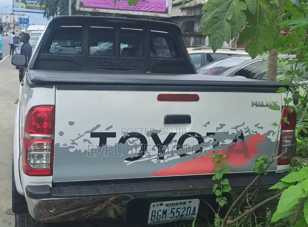 Toyota Hilux 2010 White