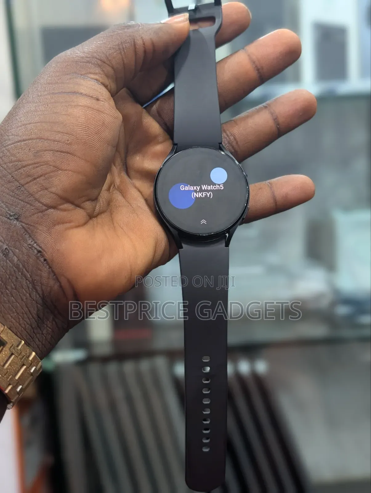 Samsung Watch 5
44mm Size 
Black Colour 
Good Condition
With Charger