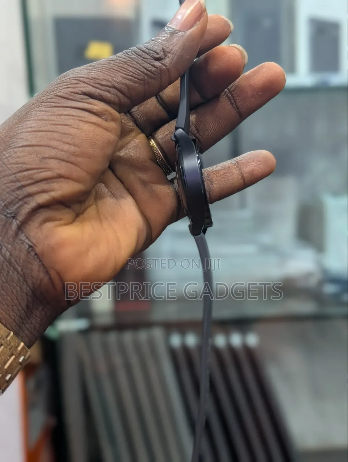Samsung Watch 5
44mm Size 
Black Colour 
Good Condition
With Charger