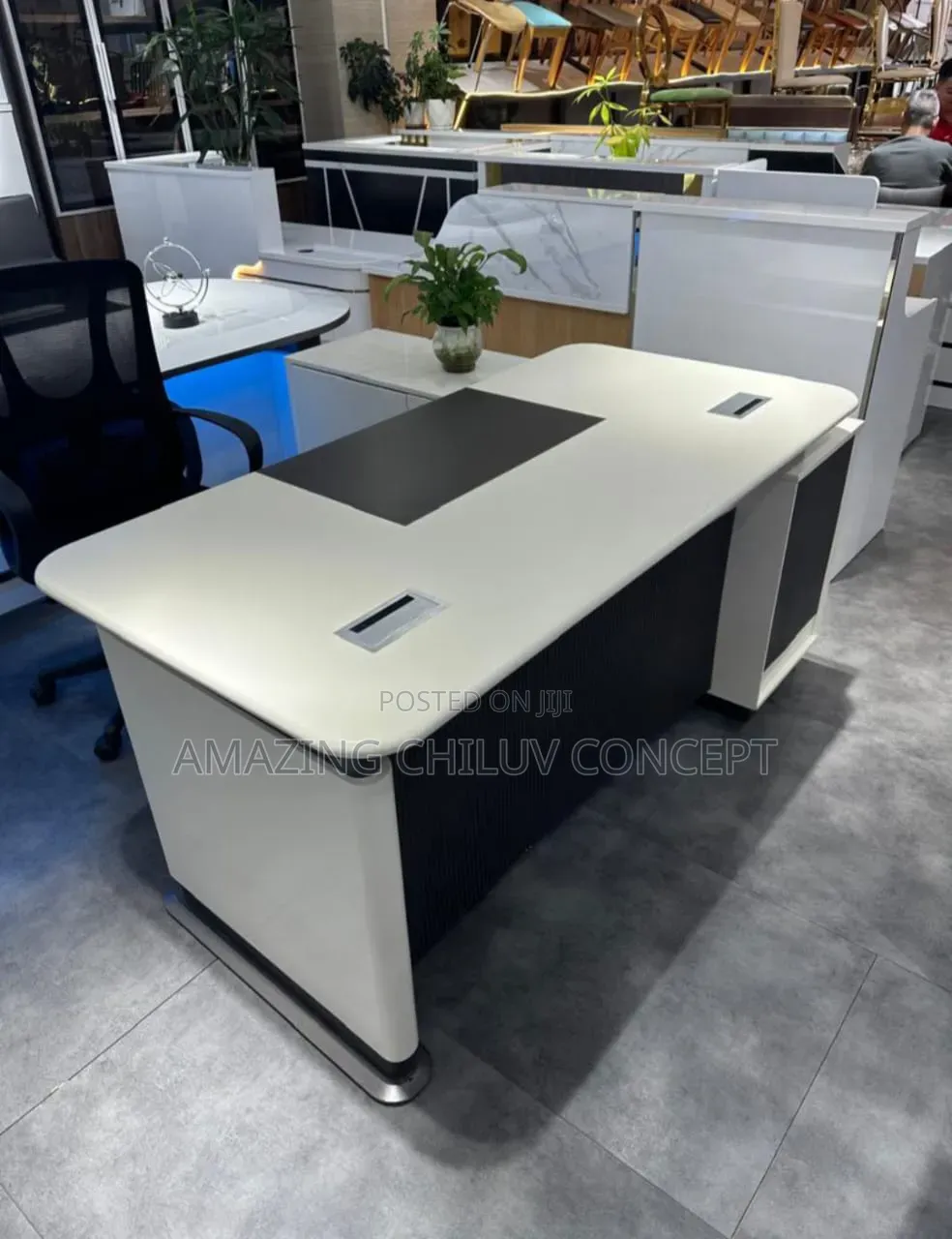 Modern Executive Office Table – Stylish Professional Desk