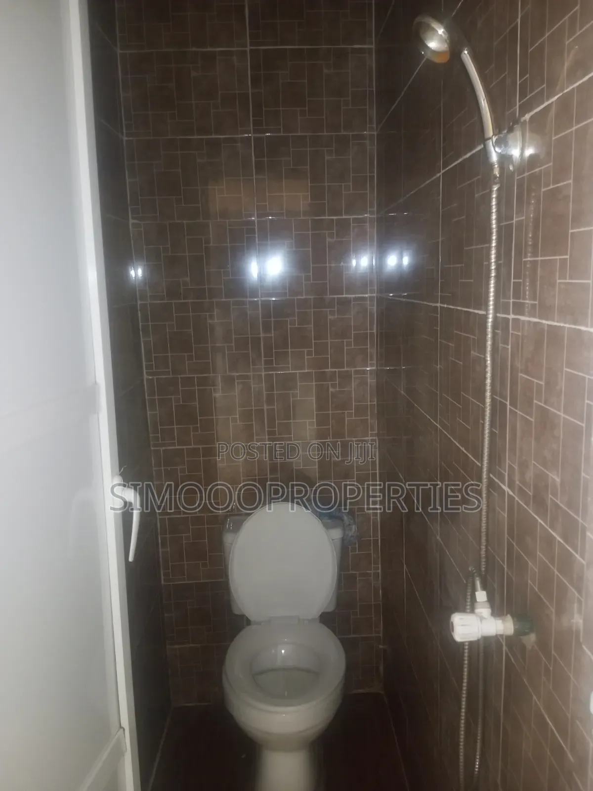 1bdrm Block of Flats in Royal Garden, Lakowe for rent