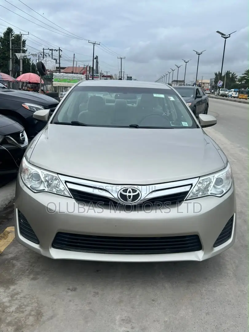 Toyota Camry LE 4dr Sedan (2.5L 4cyl 6A) 2015 Gold