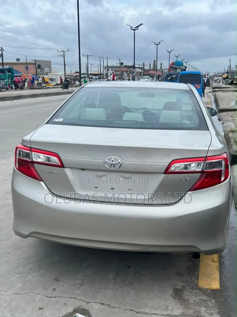 Toyota Camry LE 4dr Sedan (2.5L 4cyl 6A) 2015 Gold