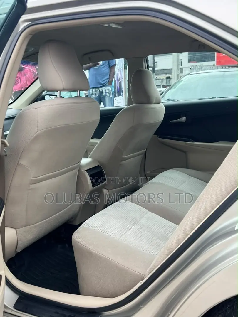 Toyota Camry LE 4dr Sedan (2.5L 4cyl 6A) 2015 Gold