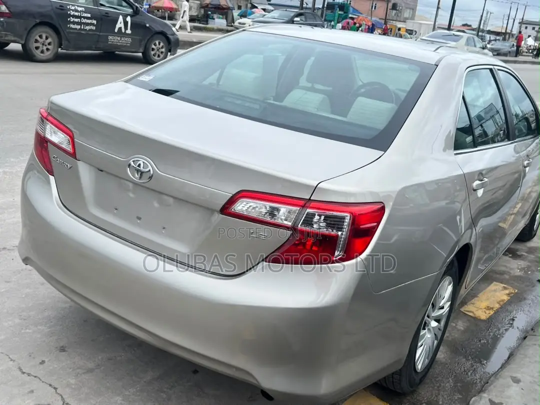 Toyota Camry LE 4dr Sedan (2.5L 4cyl 6A) 2015 Gold
