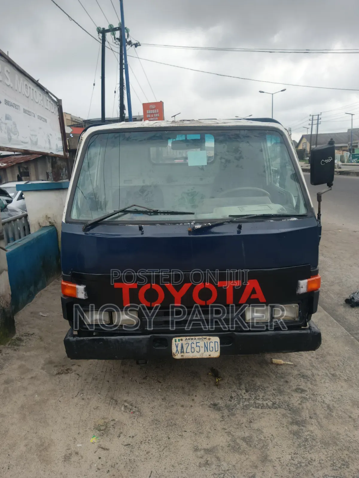 Toyota Dyna With 6 Tyres