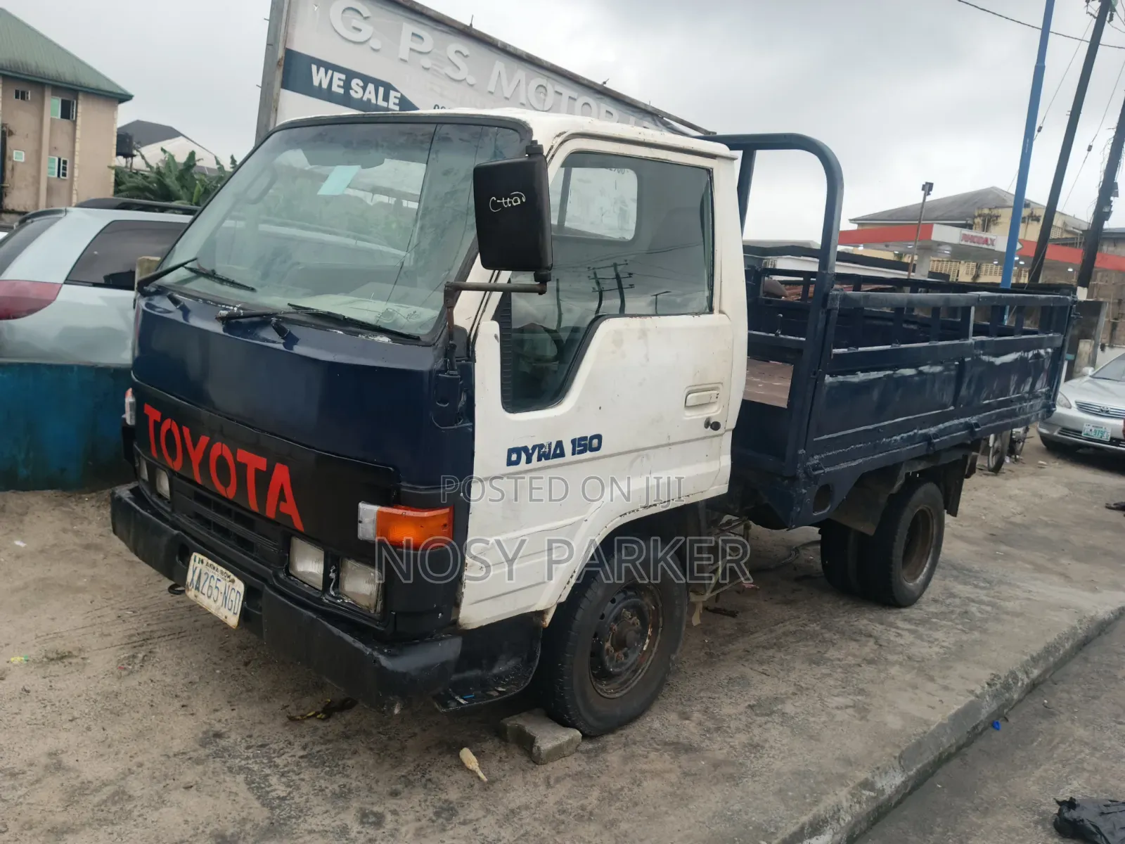 Toyota Dyna With 6 Tyres