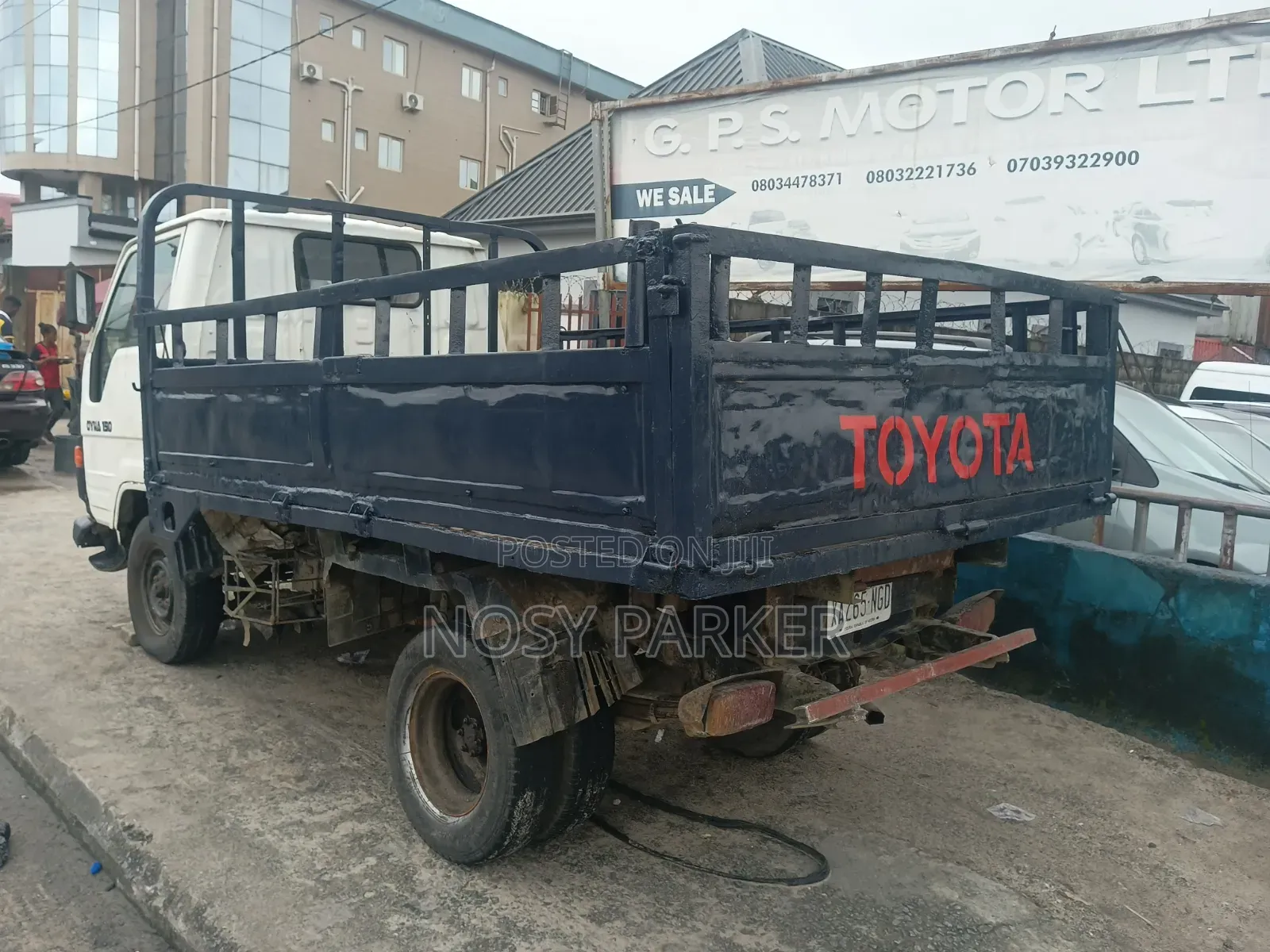 Toyota Dyna With 6 Tyres