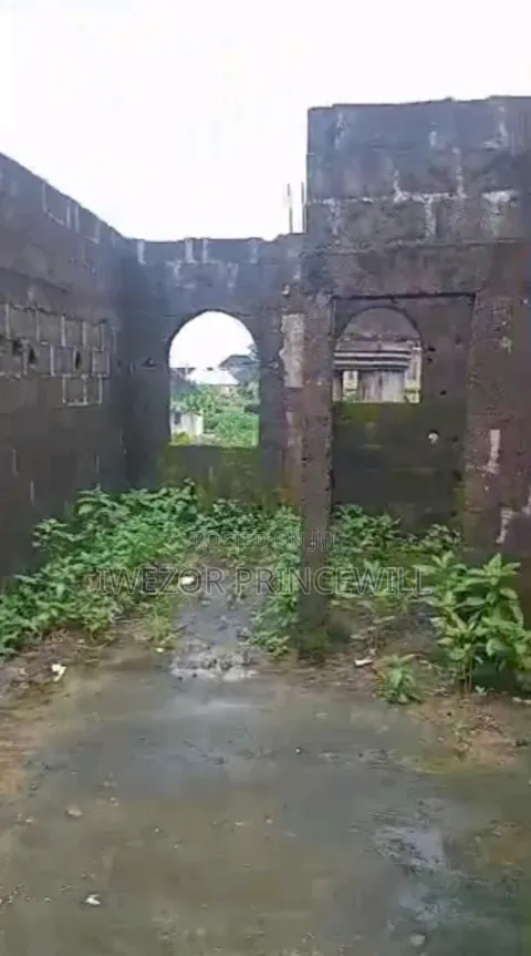 Uncompleted 22 Rooms Hotel in Ogbogoro